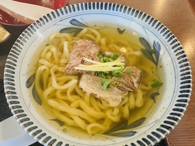 沖縄そば ちょーでーぐぁ 本ソーキすば 太生麺